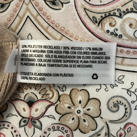 ✳️ AND oatmeal colored V neck Pull over sweater - Picture 6 of 7